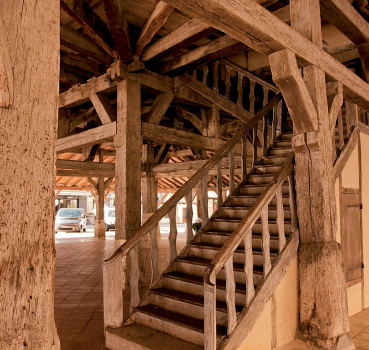 villeral escalier en bois sous la halle