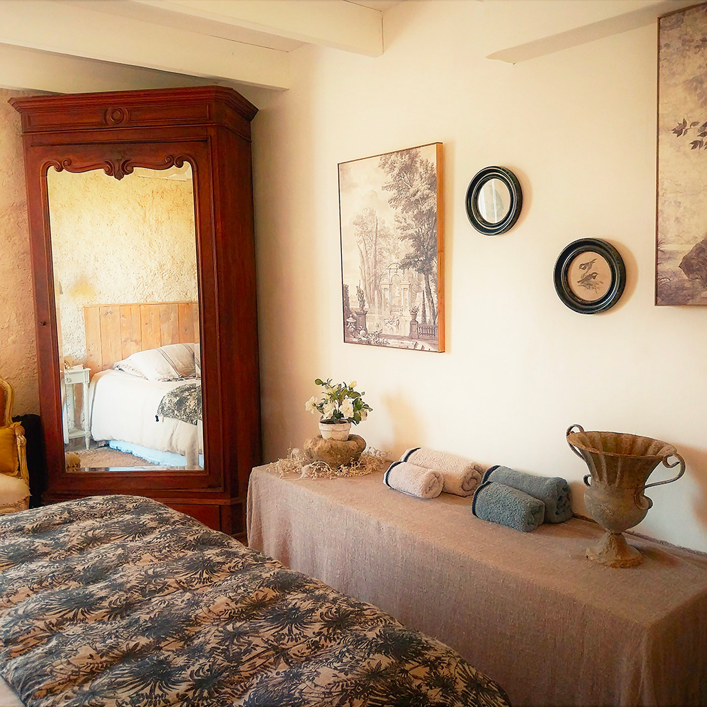 chambre charmante armoire ancienne beige chocolat Location gîte la Feuillade aux oiseaux à Laussou - Villeréal