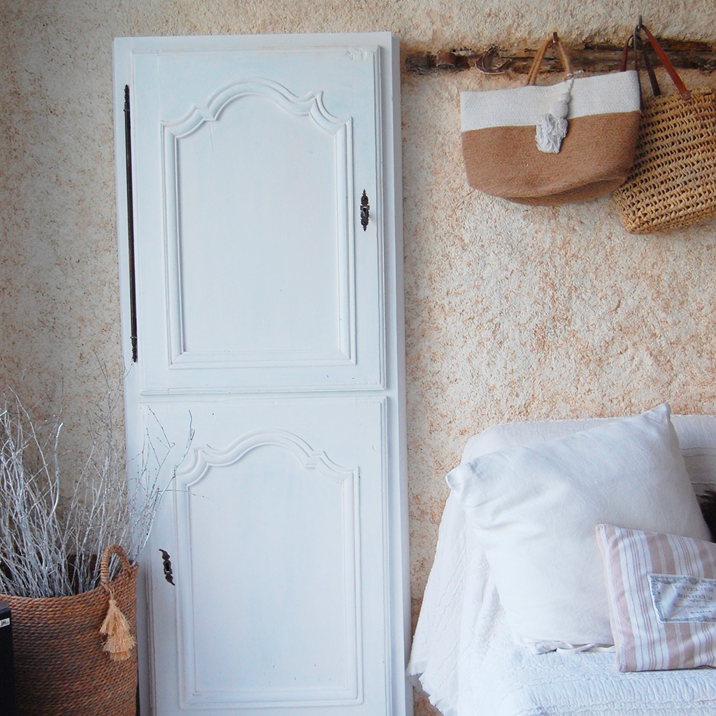 chambre porte ancienne blanche placard intégré sac en toile de jutte linge de lit blanc Location gîte la Feuillade aux oiseaux à Laussou - Villeréal