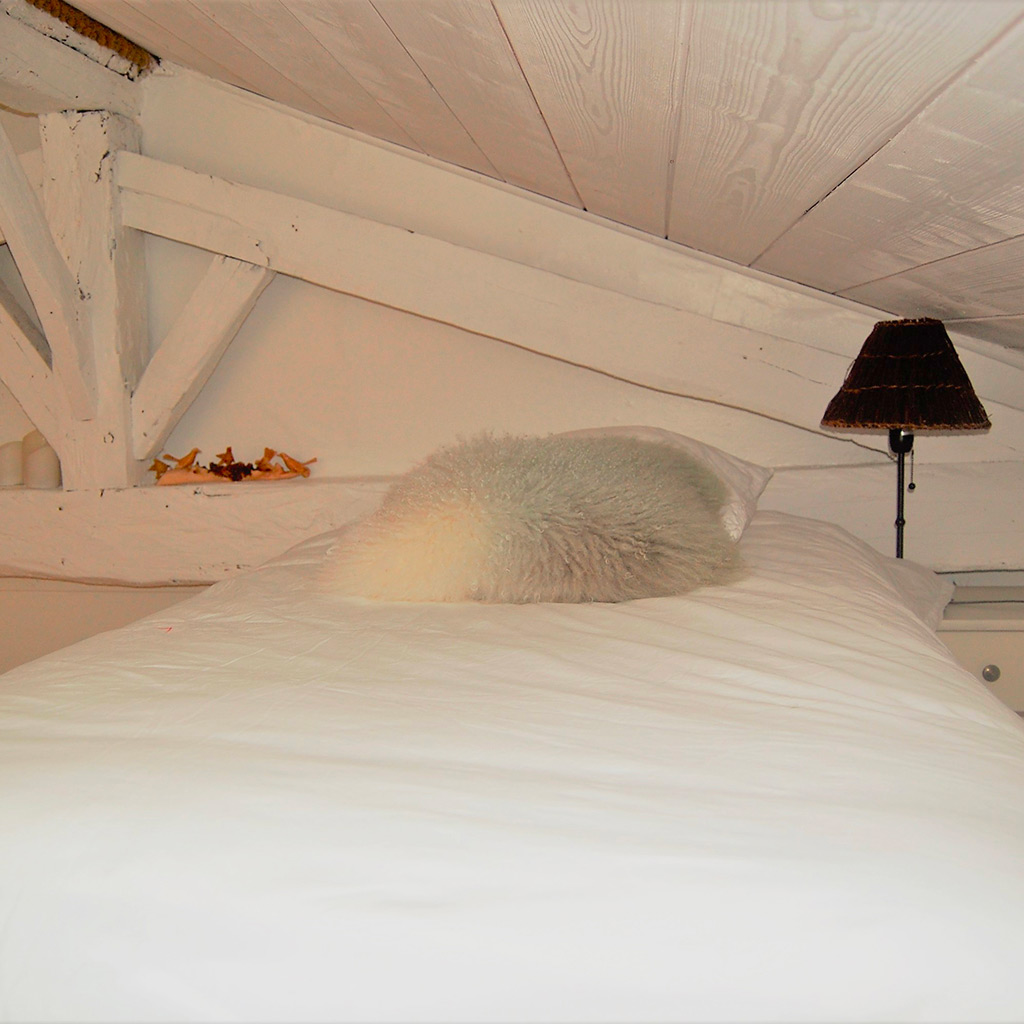 lit blanc sou comble poutre bois blanc oreiller doux mezzanine lumiere de chevet Location gîte la Feuillade aux oiseaux à Laussou - Villeréal