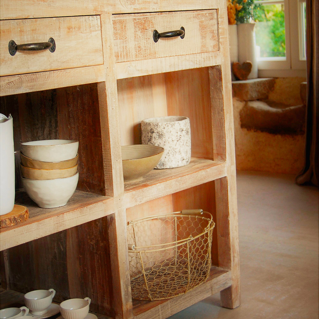 meuble bois de cuisine avec bol panier grillage sol travertin Location gîte la Feuillade aux oiseaux à Laussou - Villeréal
