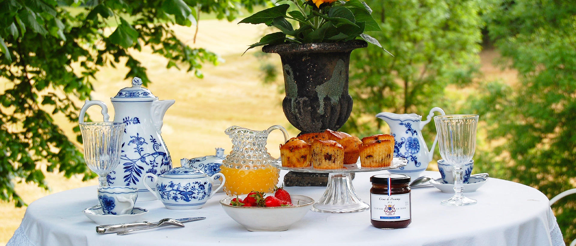 slider-2-petit déjeuner nature sur table vaisselle bleue raffinée confiture et produits locaux