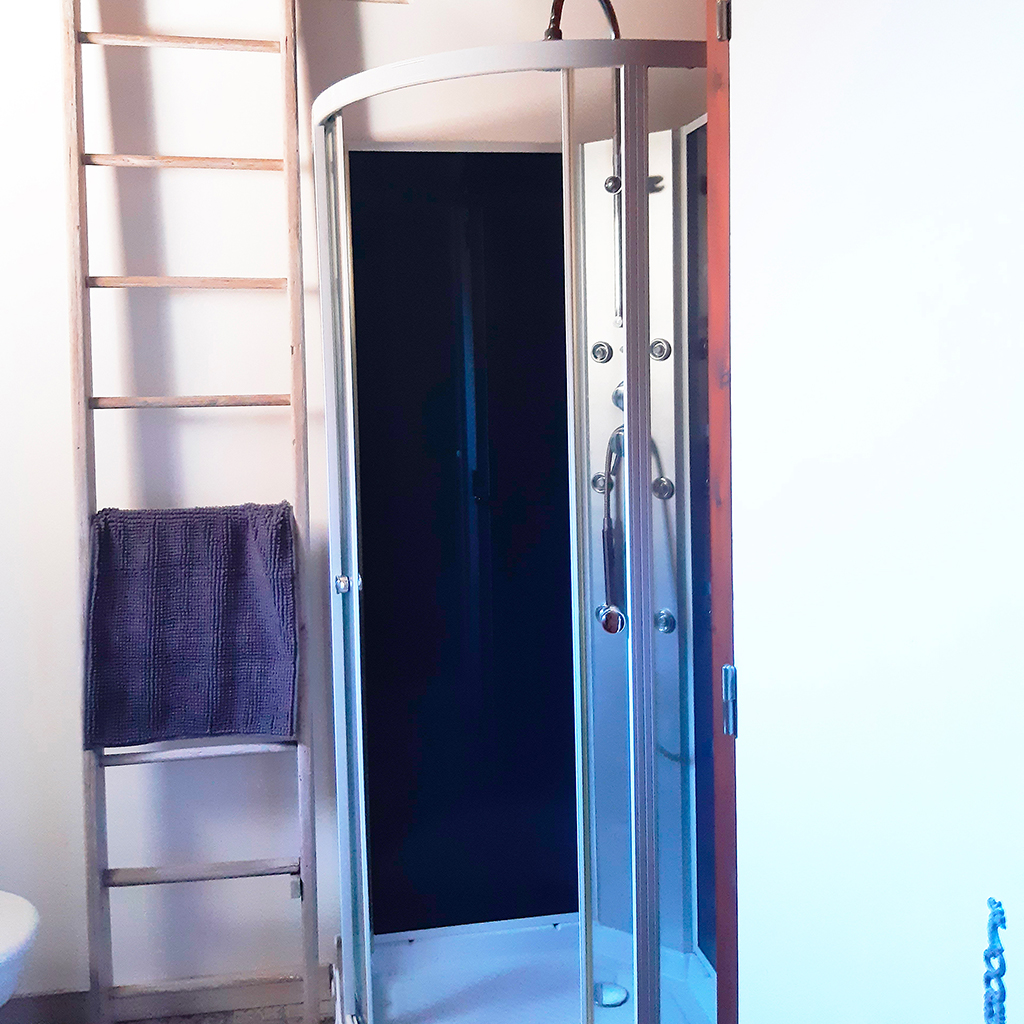 cabine de douche salle de bain échelle avec serviette Location gîte 7 au charme d'Antan à Beaumont du Périgord