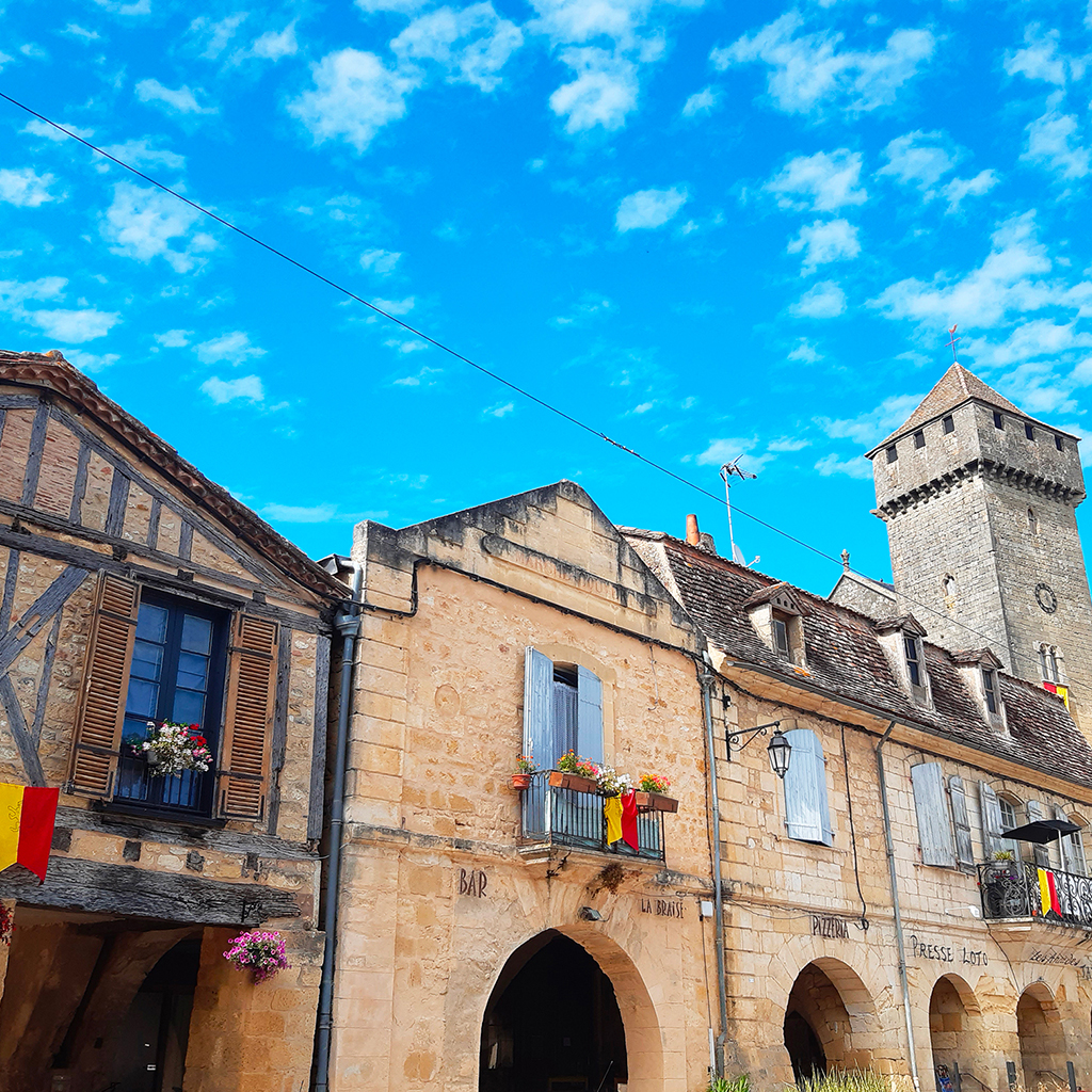 vieille ville Beaumont du Périgord bâtisse moyen age ciel bleu avec nuages