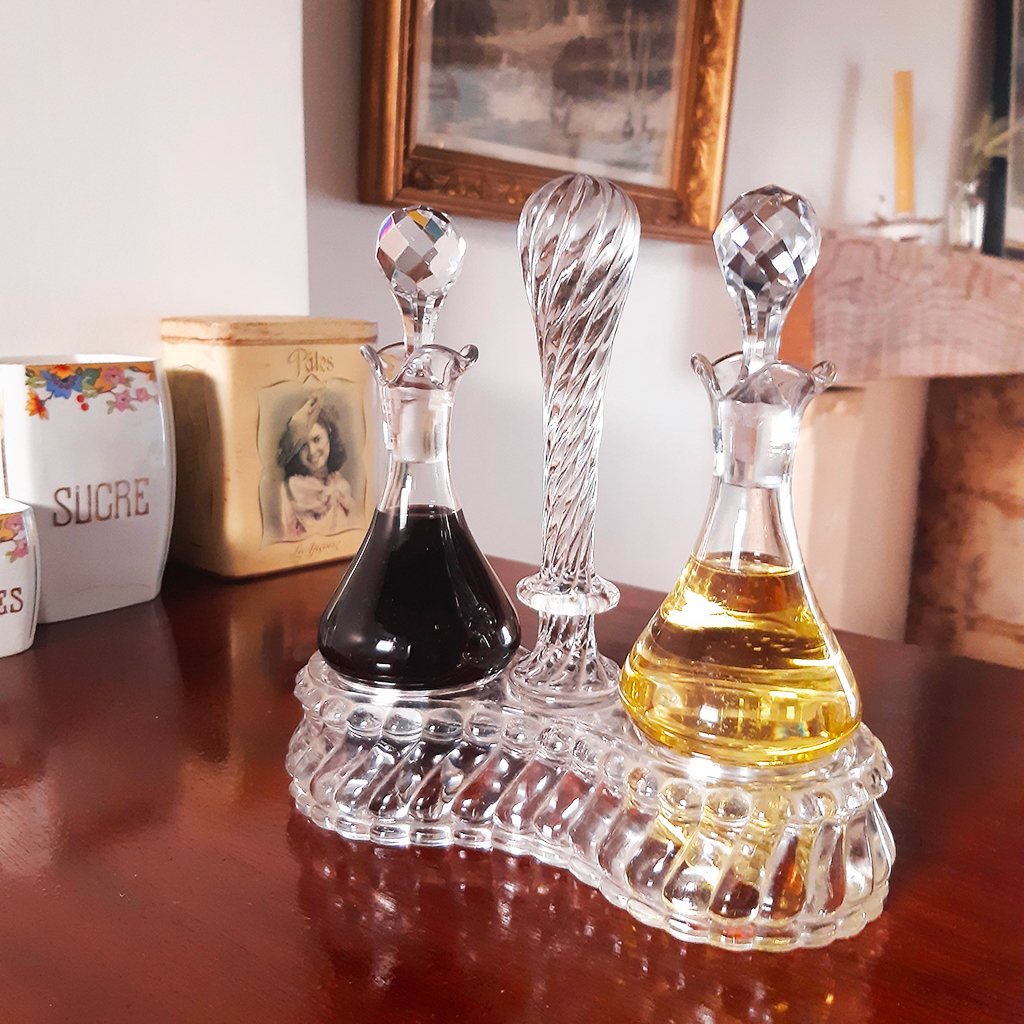 détails huile vinaigre cristal et verre soufflé décoration ancienne vintage location gîte 7 au charme d'antan Beaumont du Périgord