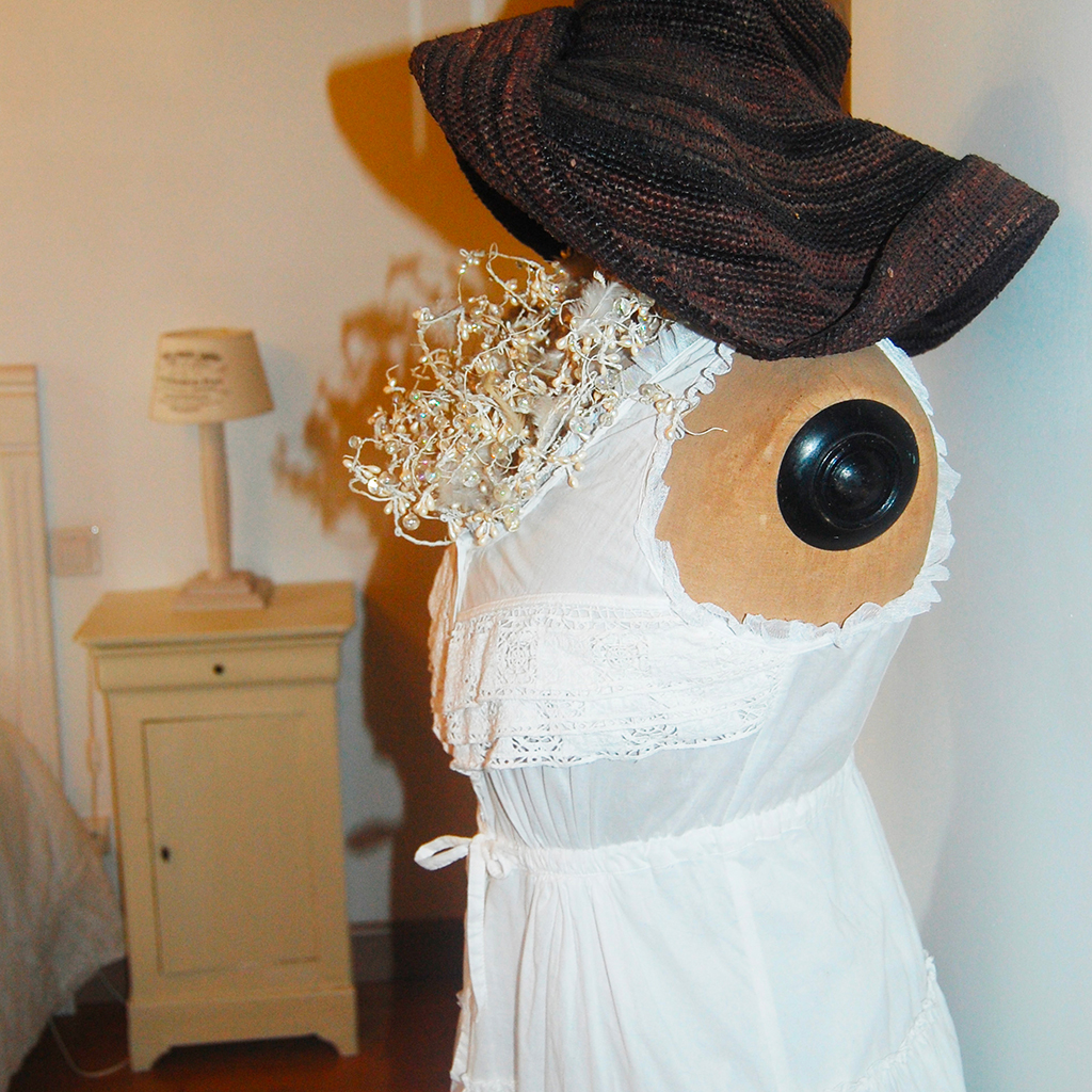 mannequin tissu avec robe blanche brodée main chapeau de jutte dans chambre à coucher location gîte 7 au charme d'antan beaumont du périgord