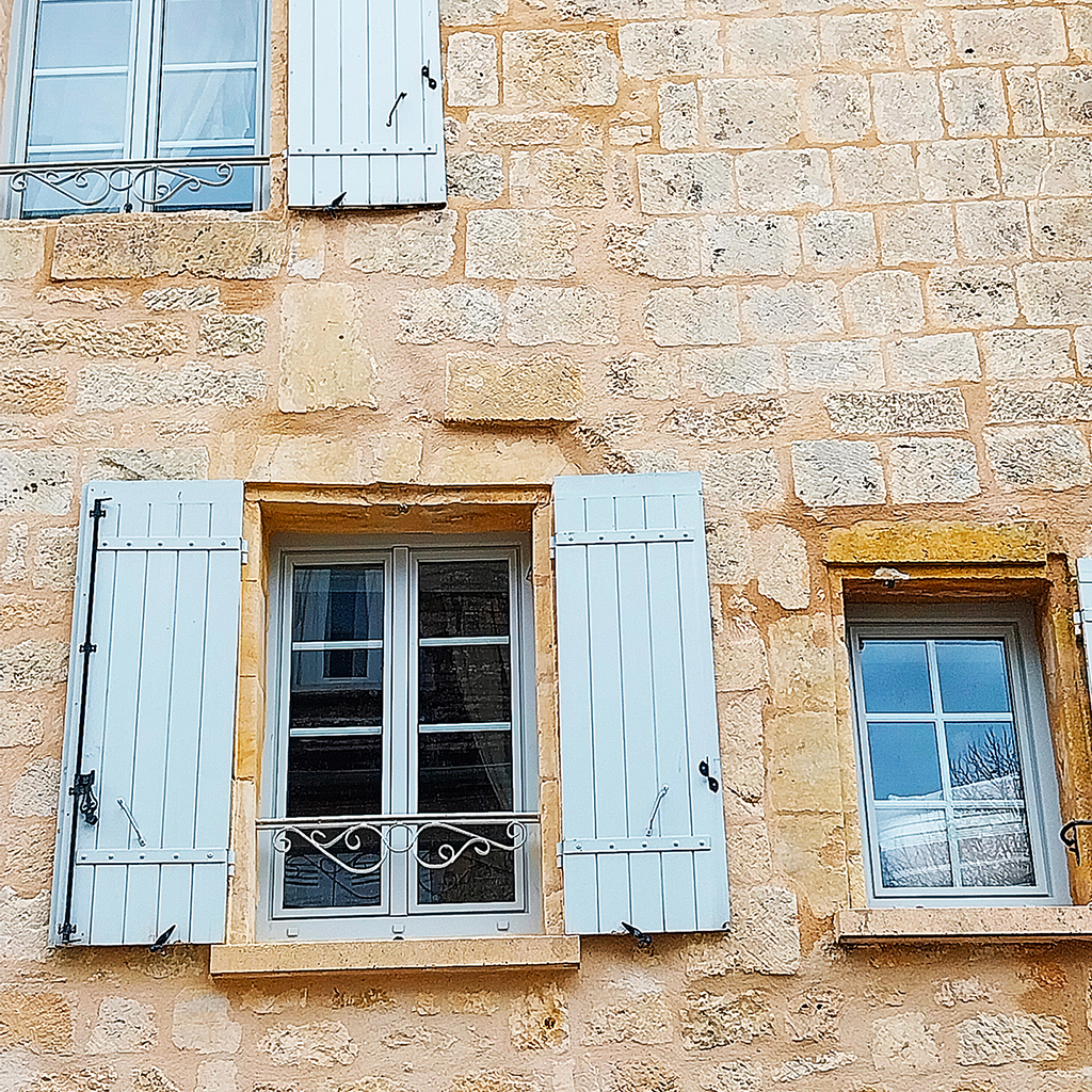facade maison ancienne extérieur en pierre apparente volets bleus clair location gîte 7 au charme d'Antan à Beaumont du Périgord