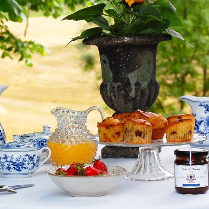 slider-2-petit déjeuner nature sur table vaisselle bleue raffinée confiture et produits locaux